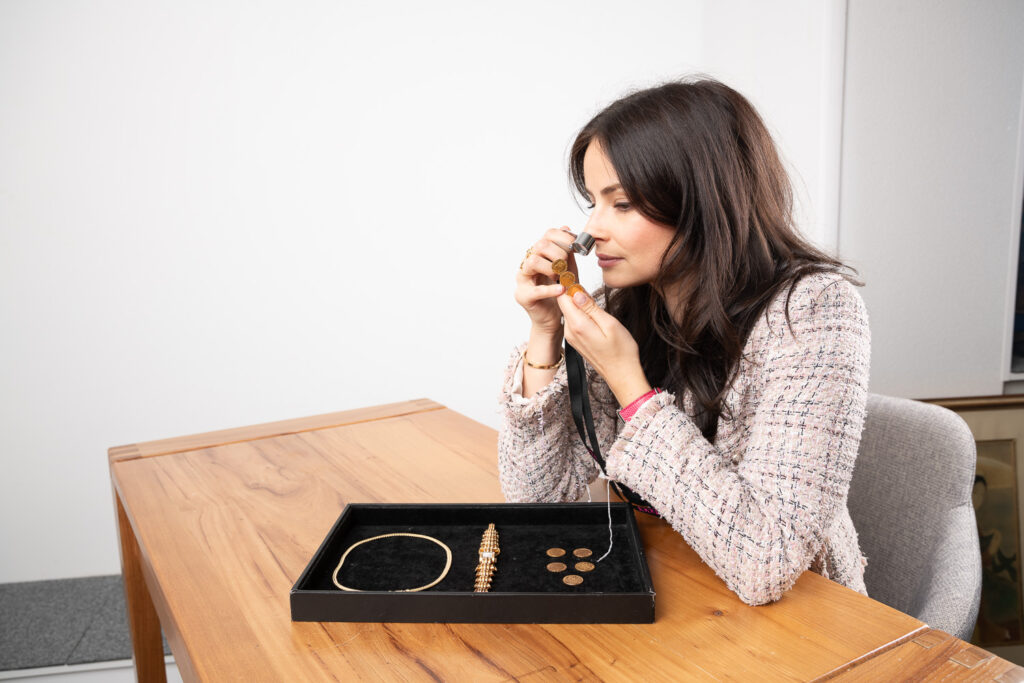 Expertise de Bijoux par Gwenola Bovis, commissaire-priseur NEO Enchères