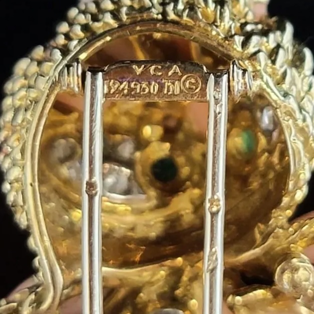 Zoom poinçon broche VCA et poinçon tête d'aigle