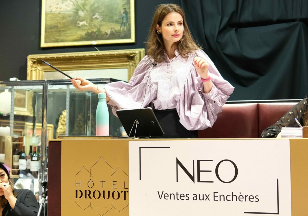 Commissaire priseur Gwenola Bovis en ventes aux enchères à Drouot