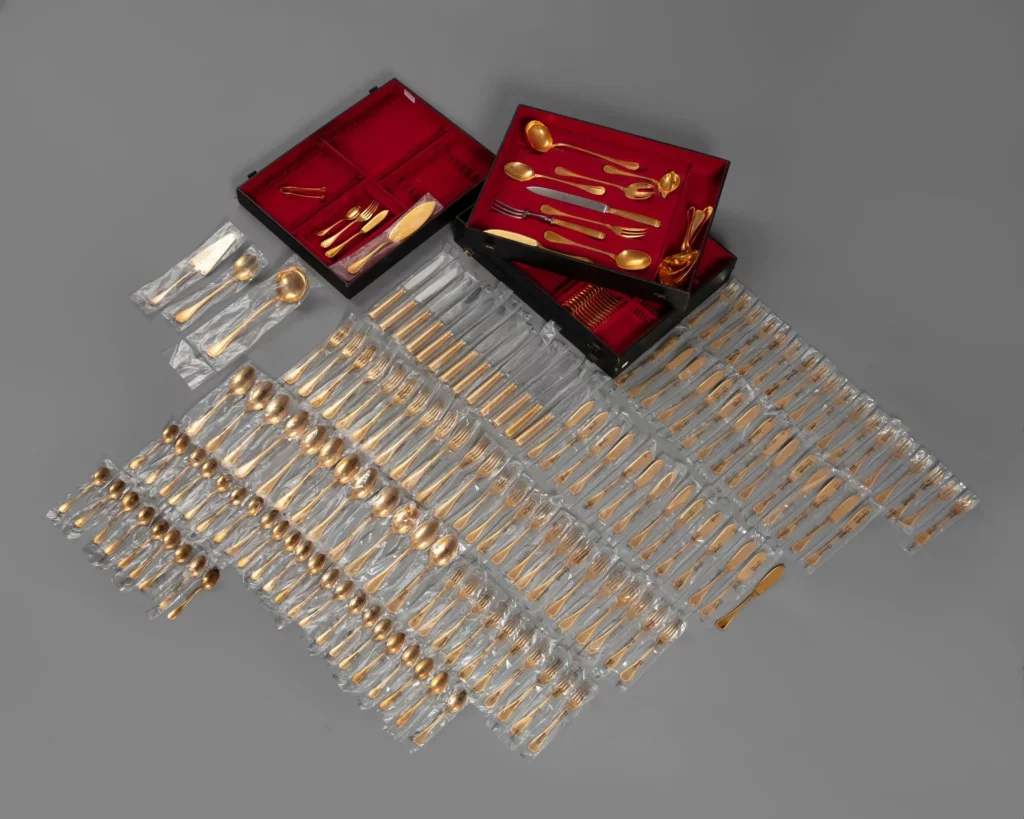 CHRISTOFLE Partie de ménagère en métal doré vendue chez NEO Enchères