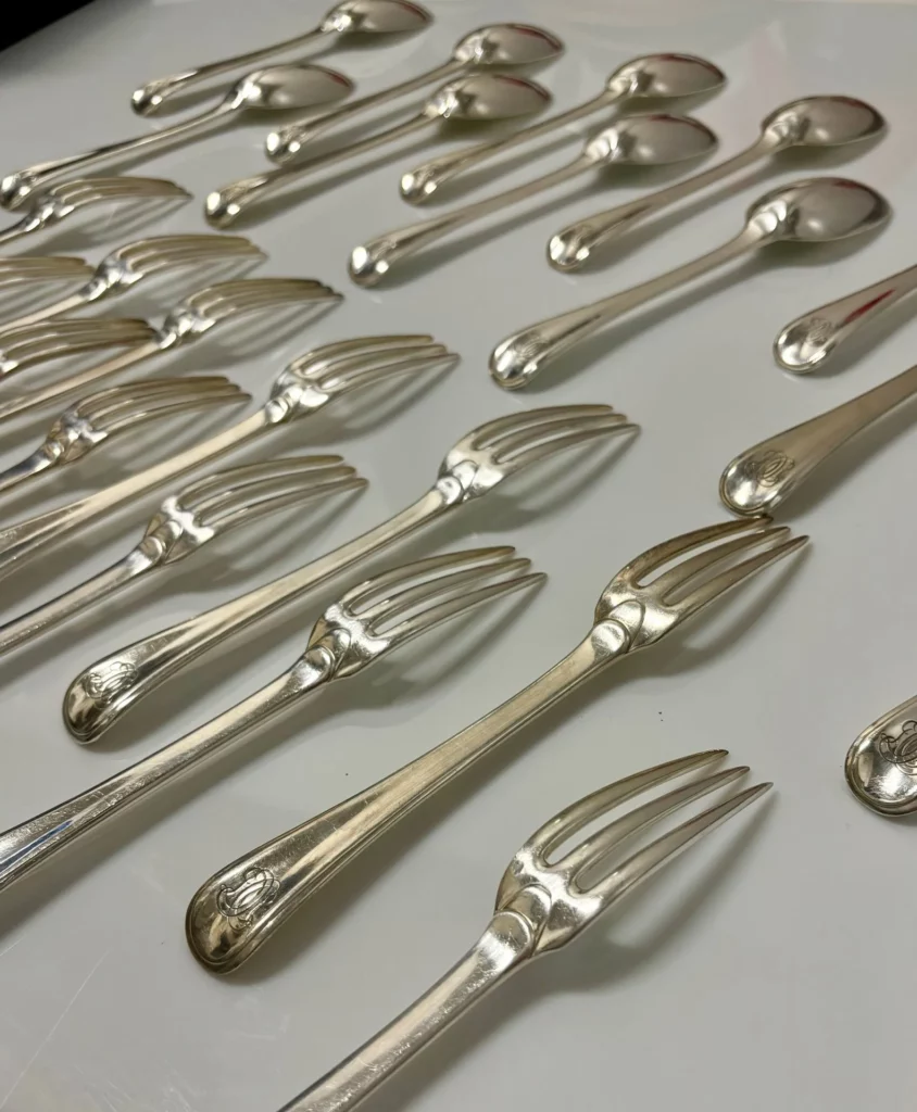 Maison PUIFORCAT Partie de ménagère en argent (950/1000), modèle Queue de Rat vendue chez NEO Encheres